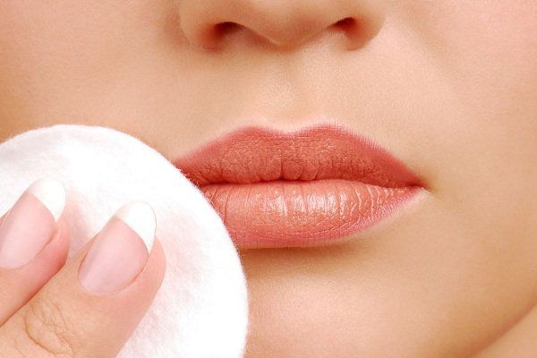 Vệ sinh và dưỡng ẩm đúng cách giúp môi nhanh lên màu