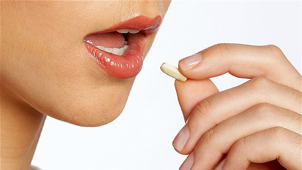 Phun môi sau 48h có thể bôi vitamin E bình thường