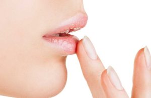 Dưỡng ẩm cho môi sau phun giúp môi không bị tình trạng khô nứt