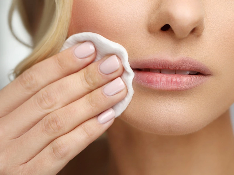 Hạn chế trang điểm khi vừa mới phun môi để tránh ảnh hưởng đến sắc môi