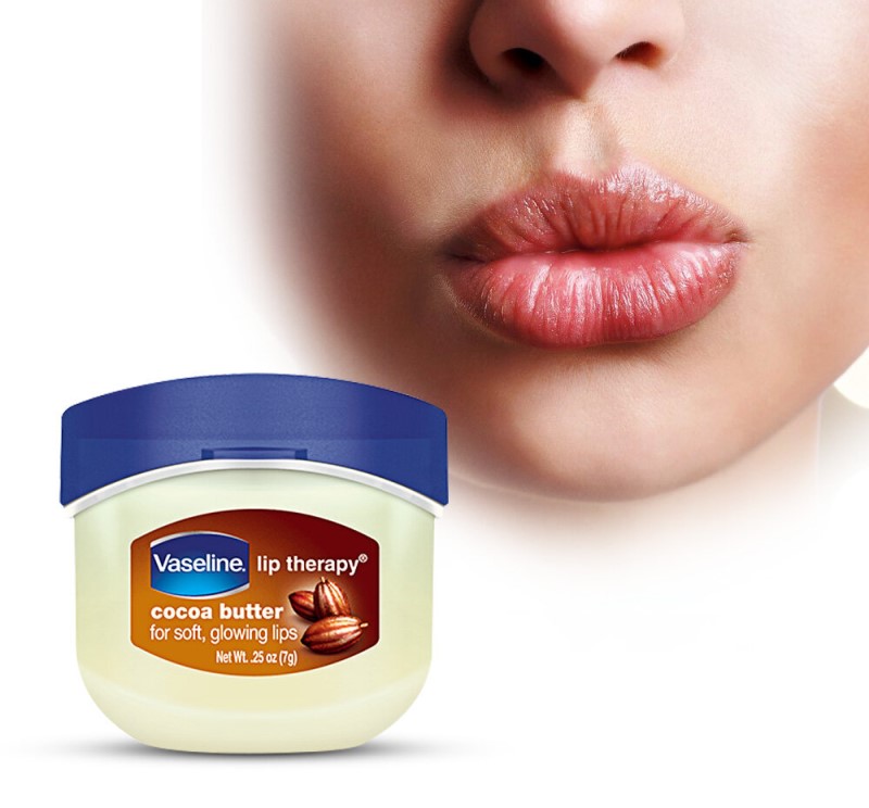 Môi sau phun sẽ diễn ra quá trình bong vảy nên cần dưỡng vaseline để tránh bị khô nứt