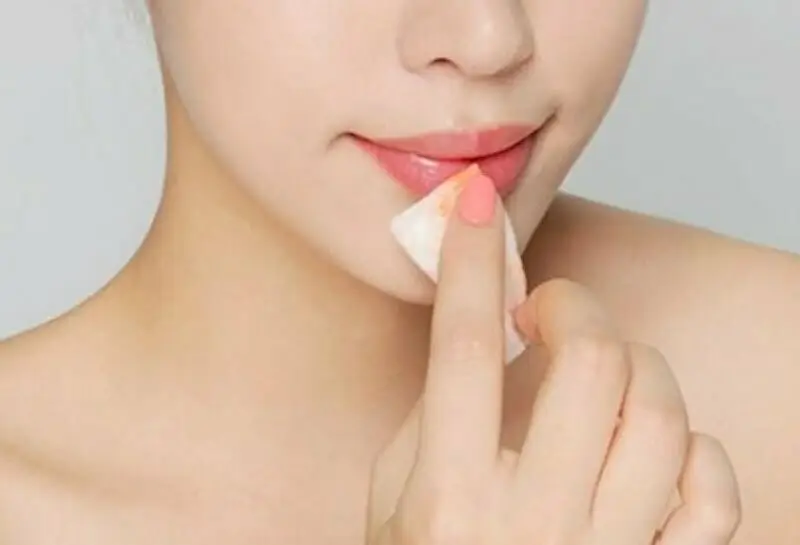 Phun môi thành công gồm các dấu hiệu giảm sưng nhanh, bong vảy đều màu