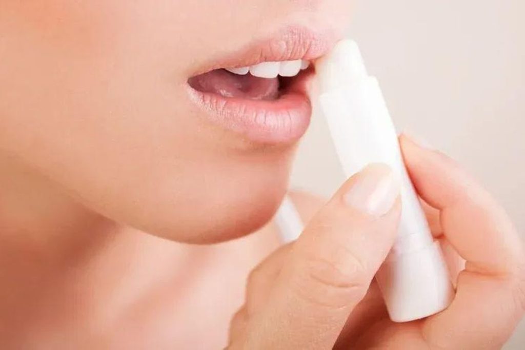 Son dưỡng kích màu hỗ trợ môi lên màu như ý cho chị em
