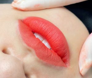 Phun môi thường để lại các vết thương nhỏ li ti trên bề mặt và cần thời gian phục hồi