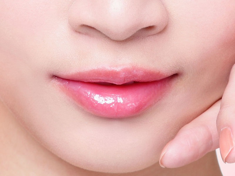 Nên để môi tự bong vảy mà không có tác động nào từ bên ngoài như cạy, bóc