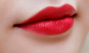 Sắc môi màu đỏ cherry được nhiều chị em lựa chọn bởi độ nổi bật và cuốn hút