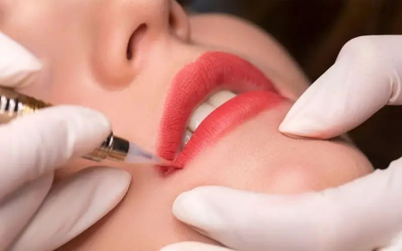 Phun môi màu đỏ cherry được thực hiện trong vòng 30 - 45 phút đảm bảo an toàn