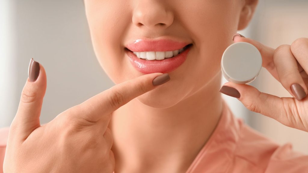 Ngoài dùng son dưỡng, cần nắm rõ cách vệ sinh và chăm sóc phù hợp