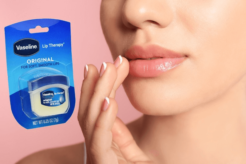 Vaseline với thành phần lành tính, giúp đôi môi ẩm mượt sau phun