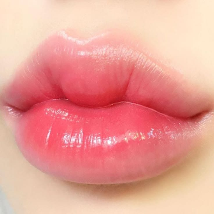 Đôi môi căng mọng, trong veo chuẩn phong cách Baby Lips ngay sau khi thực hiện.