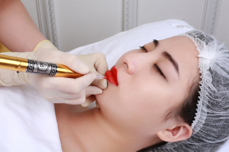 Màu đỏ cam được nhiều chị em tuổi 40 lựa chọn để phun môi
