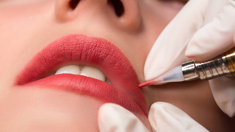 Sự kết hợp giữa tinh chất nuôi dưỡng chuyên sâu và mực hữu cơ giúp tái sinh bờ môi căng khỏe từ bên trong
