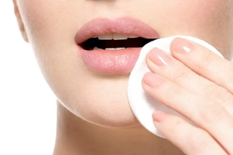 Cần vệ sinh môi kỹ càng trong giai đoạn đầu để tránh ảnh hưởng đến quá trình hồi phục sau phun môi