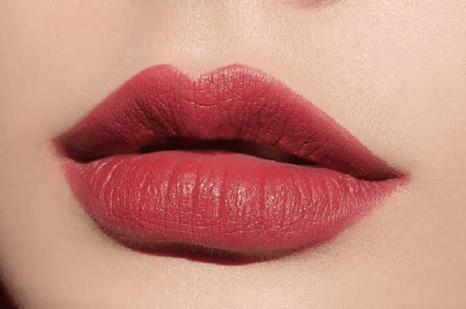 Phun môi màu đỏ mận giúp che đi tình trạng thâm vốn có, mang lại đôi môi tươi tắn