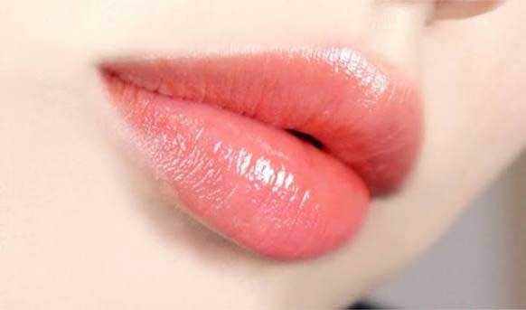 Kỹ thuật đi kim nano siêu vi lướt êm ái giúp hạt mực tệp đều mà không gây đau rát hay tổn thương mô môi. Kỹ thuật đi kim nano siêu vi lướt êm ái giúp hạt mực tệp đều mà không gây đau rát hay tổn thương mô môi.