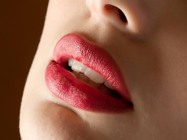 Màu môi đỏ ruby sau bong ổn định sắc độ, giữ được độ trong trẻo và ẩm mượt tự nhiên