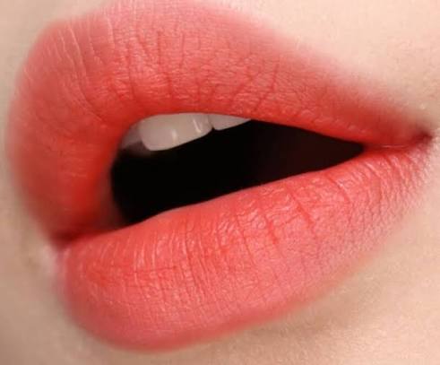 Hiệu ứng hạt mực siêu vi mỏng nhẹ, mang lại bờ môi trong veo tự nhiên ngay sau khi thực hiện