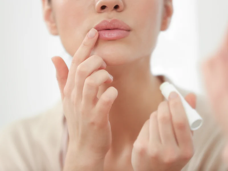 Cần chăm sóc môi đúng cách và dùng kem dưỡng môi để giúp môi lên màu đẹp