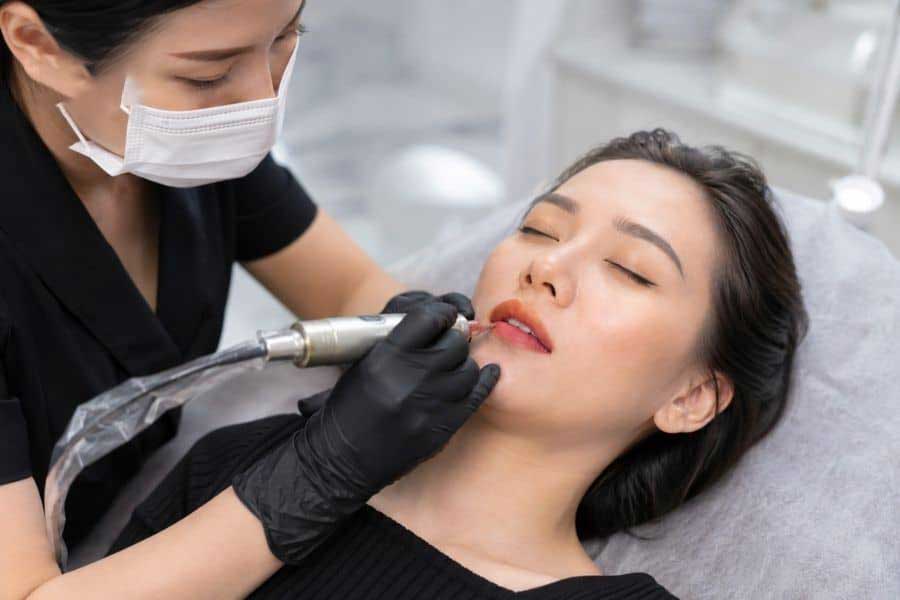 Phun môi không ủ tê thường được áp dụng cho những người bị dị ứng thuốc tê