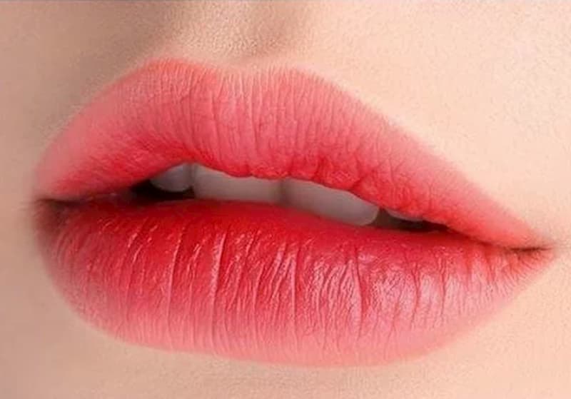 Đội ngũ master tay nghề cao trực tiếp thăm khám và thiết kế khuôn môi chuẩn tỷ lệ vàng cho khách hàng