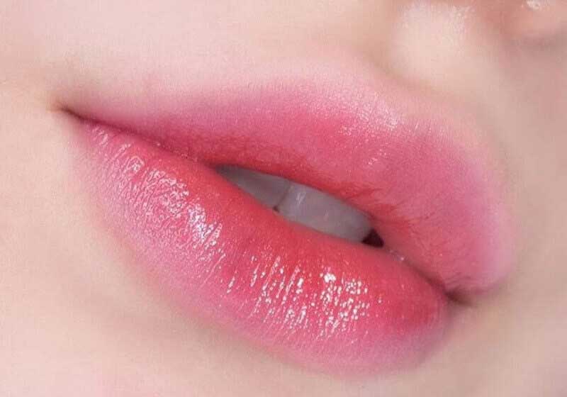 Kỹ thuật đi kim siêu vi lướt êm trên tầng thượng bì giúp môi lên màu mịn mượt, không gây đau sưng
