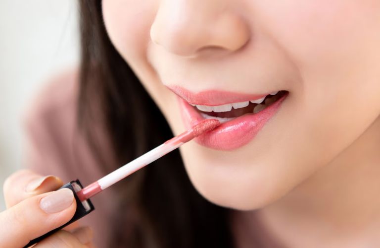 Sau phun môi 1 tháng có thể đánh son với các màu nhẹ