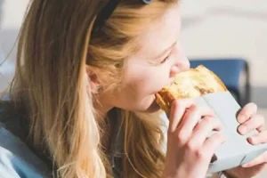 Tuyệt đối không ăn bánh mì kẹp thịt bò, trứng hoặc nước sốt cay nóng trong những ngày đầu sau phun
