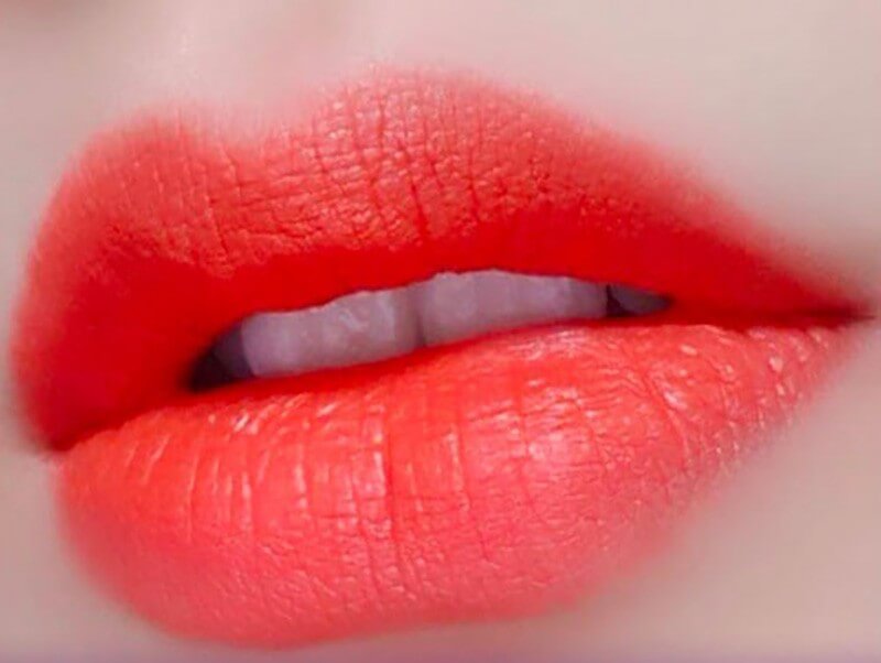 Màu đỏ mận là sắc môi phù hợp với nhiều chị em