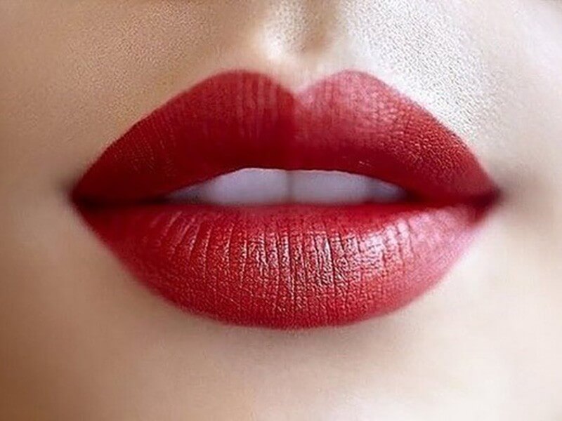 Đỏ ruby là tone màu "quyền lực" giúp tôn da vượt trội và phù hợp với nhiều phong cách