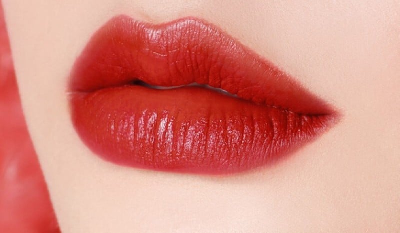 Sắc đỏ ruby quý phái, mang lại vẻ đẹp quyến rũ và nâng tầm thần thái ngay sau khi thực hiện