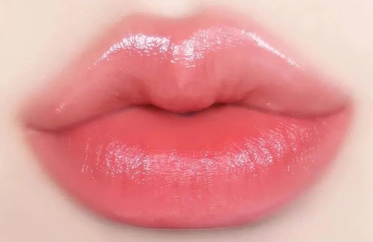 Phun môi màu hồng san hô tạo hiệu ứng căng bóng cho đôi môi