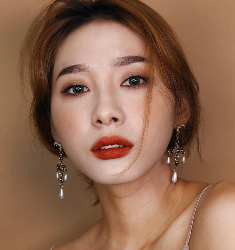 Đối với chị em da hơi ngăm nên chọn các màu đỏ rượu vang