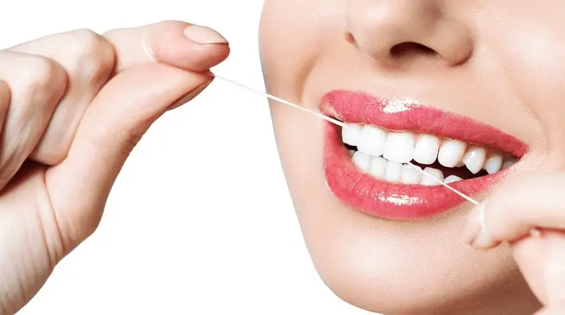 Sử dụng nước muối sinh lý để súc miệng là bước cốt lõi giúp kháng khuẩn và bảo vệ bờ môi sau khi phun