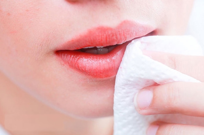 Những biến chứng thường gặp như nhiễm khuẩn, rộp mụn nước hoặc loang lổ màu nếu để nước dính vào môi quá sớm