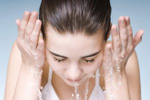 Sau khi phun môi vẫn được làm sạch da mặt nhưng tuyệt đối không hắt nước trực tiếp lên môi