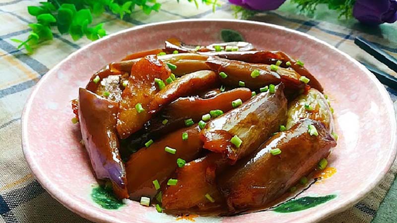 Nên gọt vỏ và nấu chín mềm nhừ cà tím, tránh nêm gia vị cay nóng để không gây xót rát môi