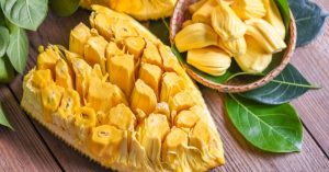 Nhiều người băn khoăn về việc có được ăn mít sau khi xăm môi và cần kiêng loại quả có tính nóng này bao lâu
