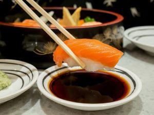 Màu sắc sẫm và vị mặn lên men của nước tương có thể khiến nền môi non bị xót rát và xỉn màu