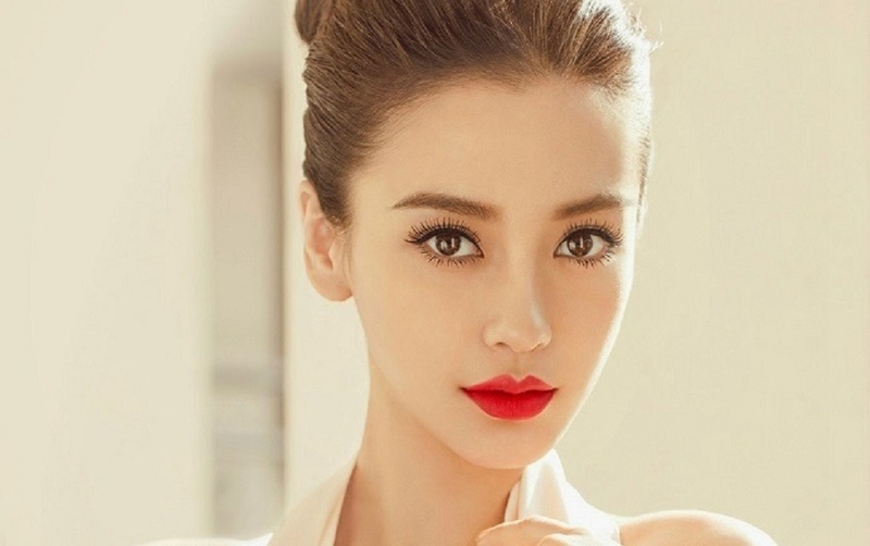 Vệ sinh kịp thời bằng nước muối sinh lý giúp loại bỏ vi khuẩn nếu vùng môi vô tình có sự va chạm