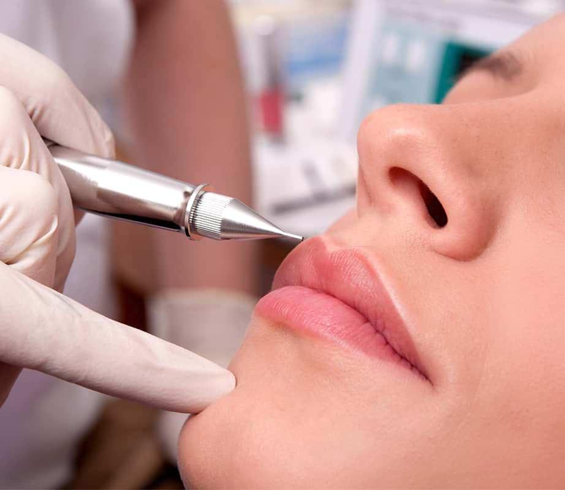 Quy trình phun môi thẩm mỹ hiện đại diễn ra nhẹ nhàng, êm dịu và không gây cảm giác đau đớn khó chịu