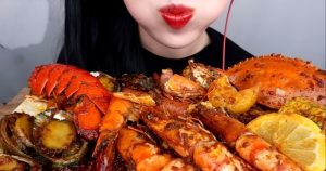 Giải đáp thắc mắc về thời gian kiêng hải sản (tôm, cua, cá, mực) sau khi phun môi để đạt màu sắc đẹp nhất