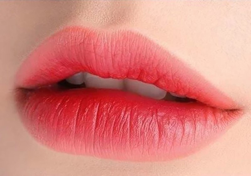 Bổ sung dinh dưỡng lành tính từ thịt heo nạc, rau xanh và hoa quả giàu vitamin để môi nhanh lành mà không lo biến chứng